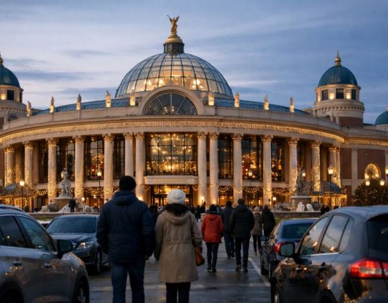 trafford centre opening times new year's eve